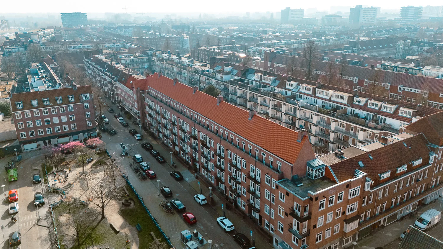 Luchtfoto van woonblokken rond het Legmeerplein in Amsterdam