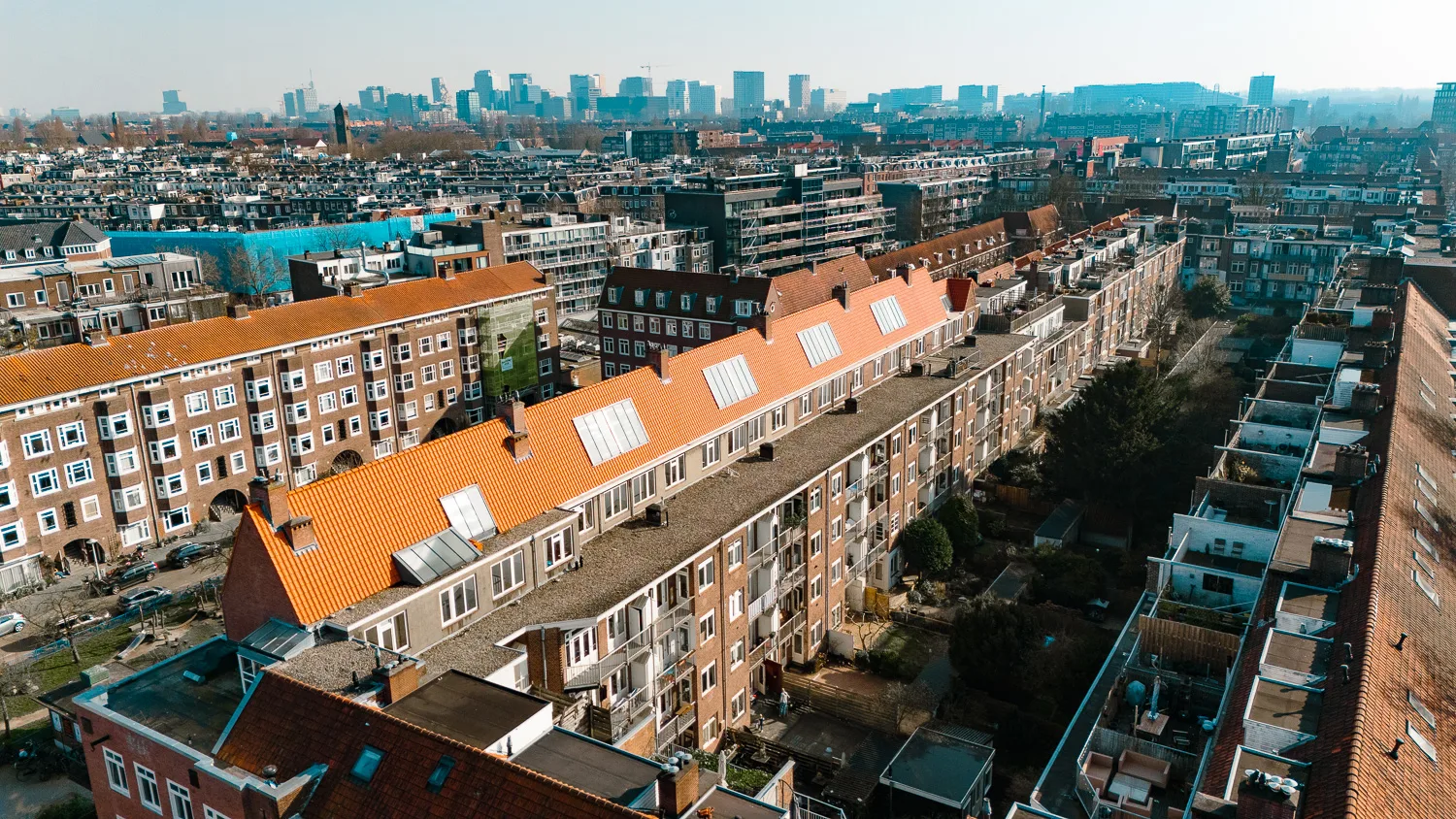 Vernieuwd oranje pannendak aan het Legmeerplein in Amsterdam