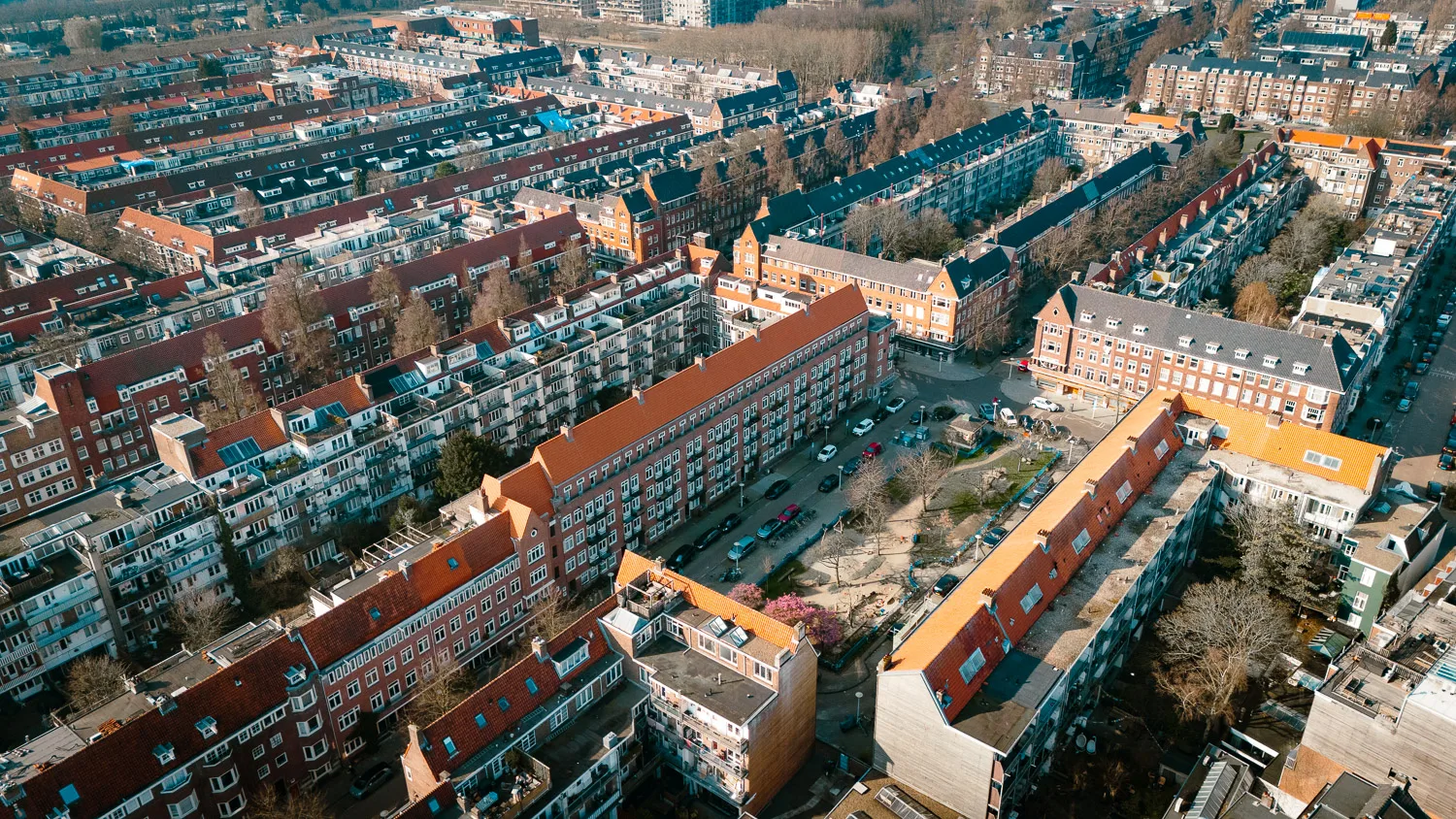 Woonblokken aan het Legmeerplein in Amsterdam van bovenaf