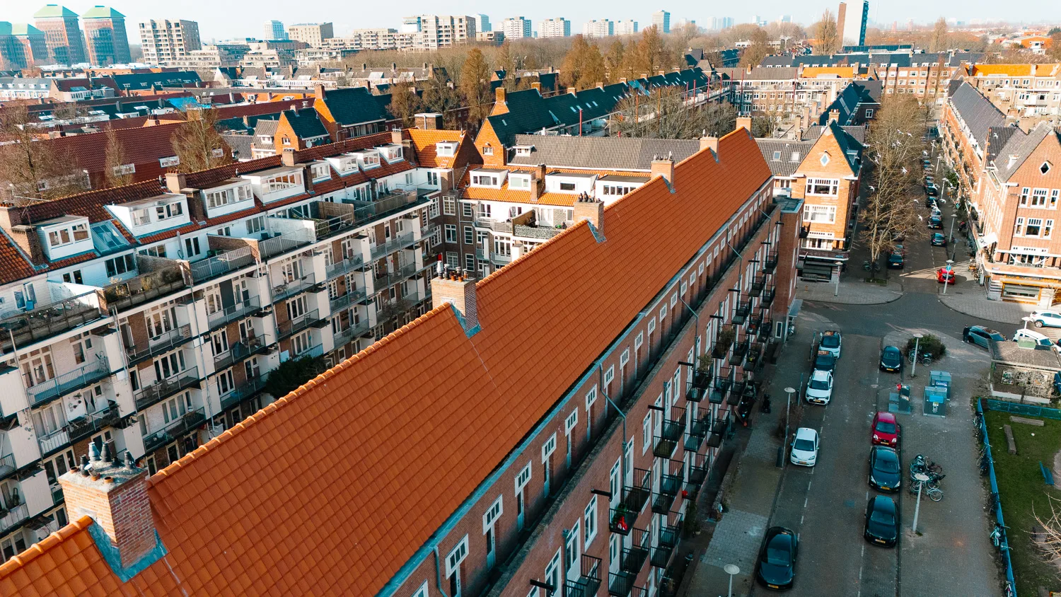 Lang oranje pannendak aan het Legmeerplein met de straat ernaast