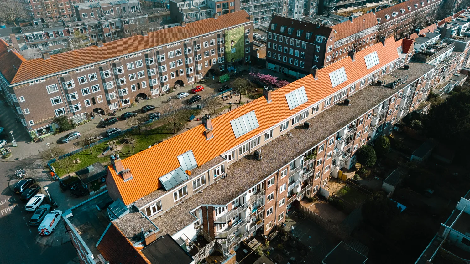 Nieuw oranje pannendak op een woonblok aan het Legmeerplein
