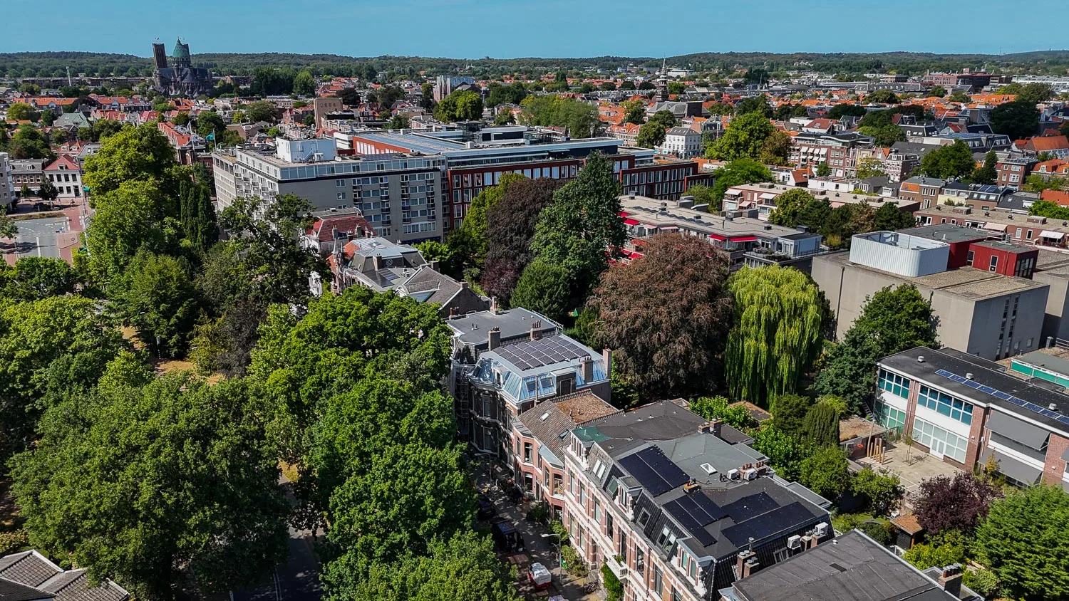 Luchtfoto van de Baan in Haarlem met vernieuwde daken