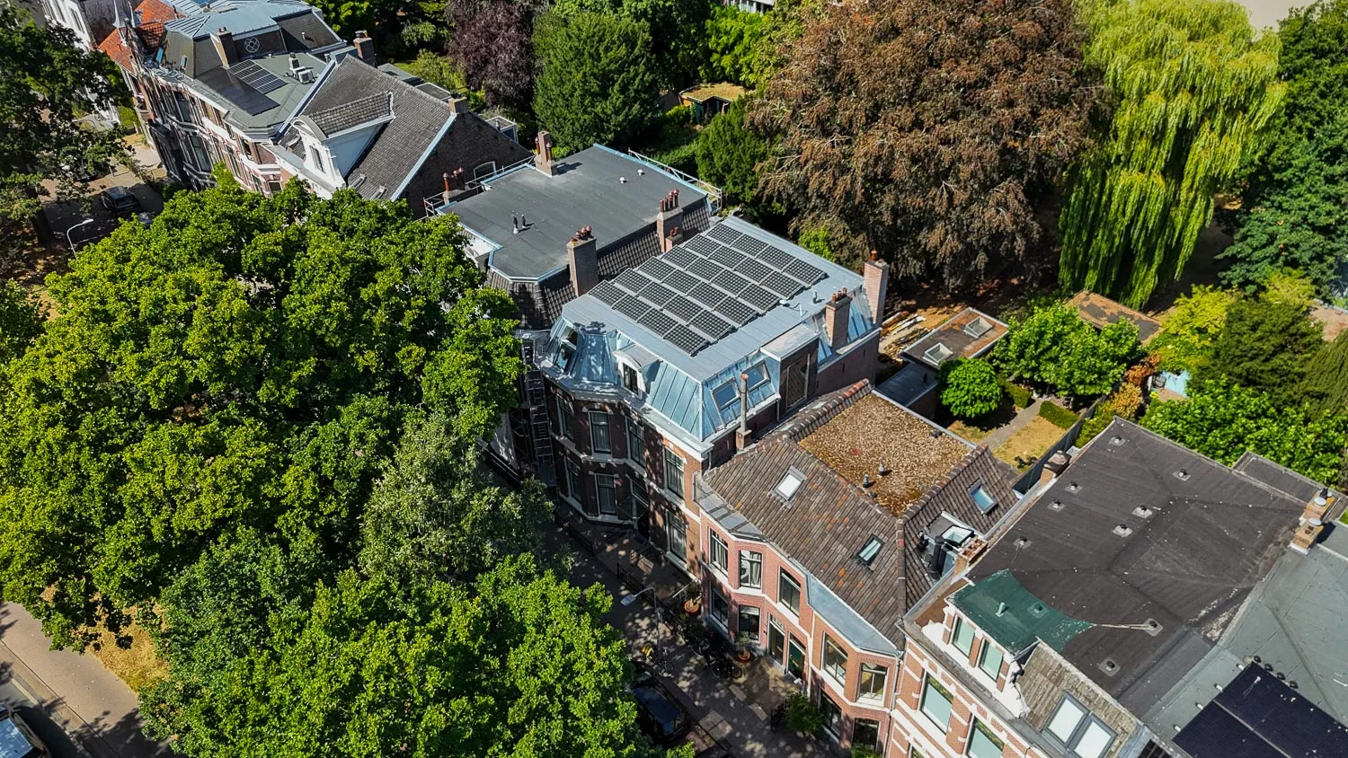 Bovenaanzicht van de zinken dakrenovatie aan de Baan in Haarlem