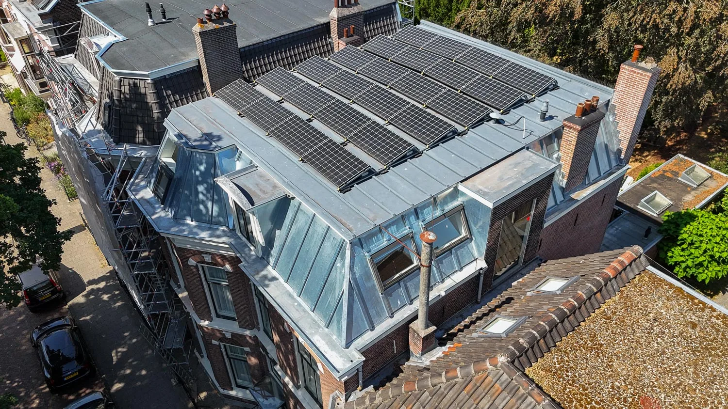 Zinken mansardedak met zonnepanelen aan de Baan in Haarlem
