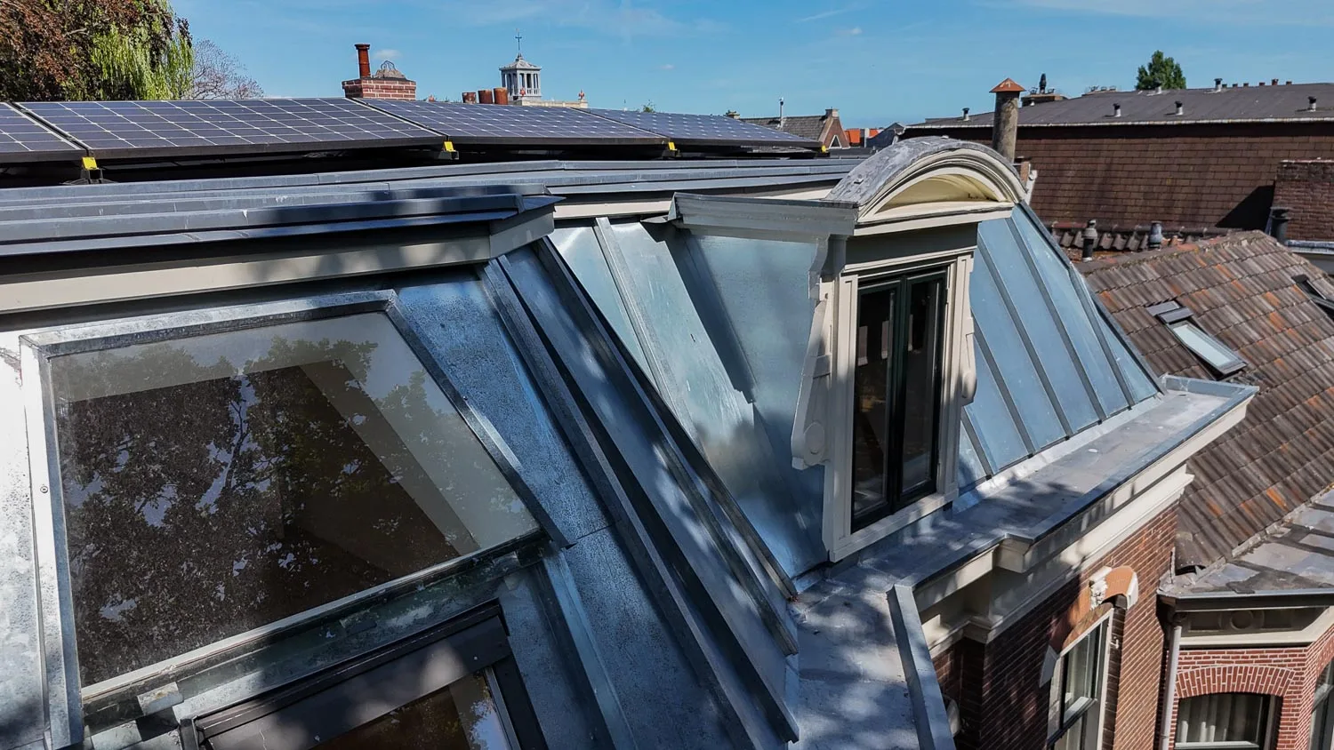Zinken dakvlakken en dakkapel aan de Baan in Haarlem