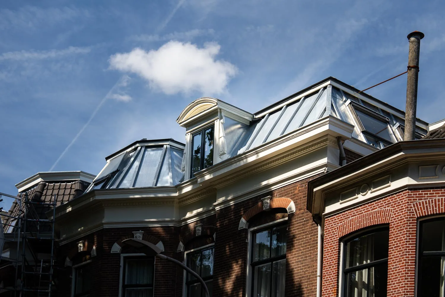 Zinken mansardedak met dakkapel aan de Baan in Haarlem