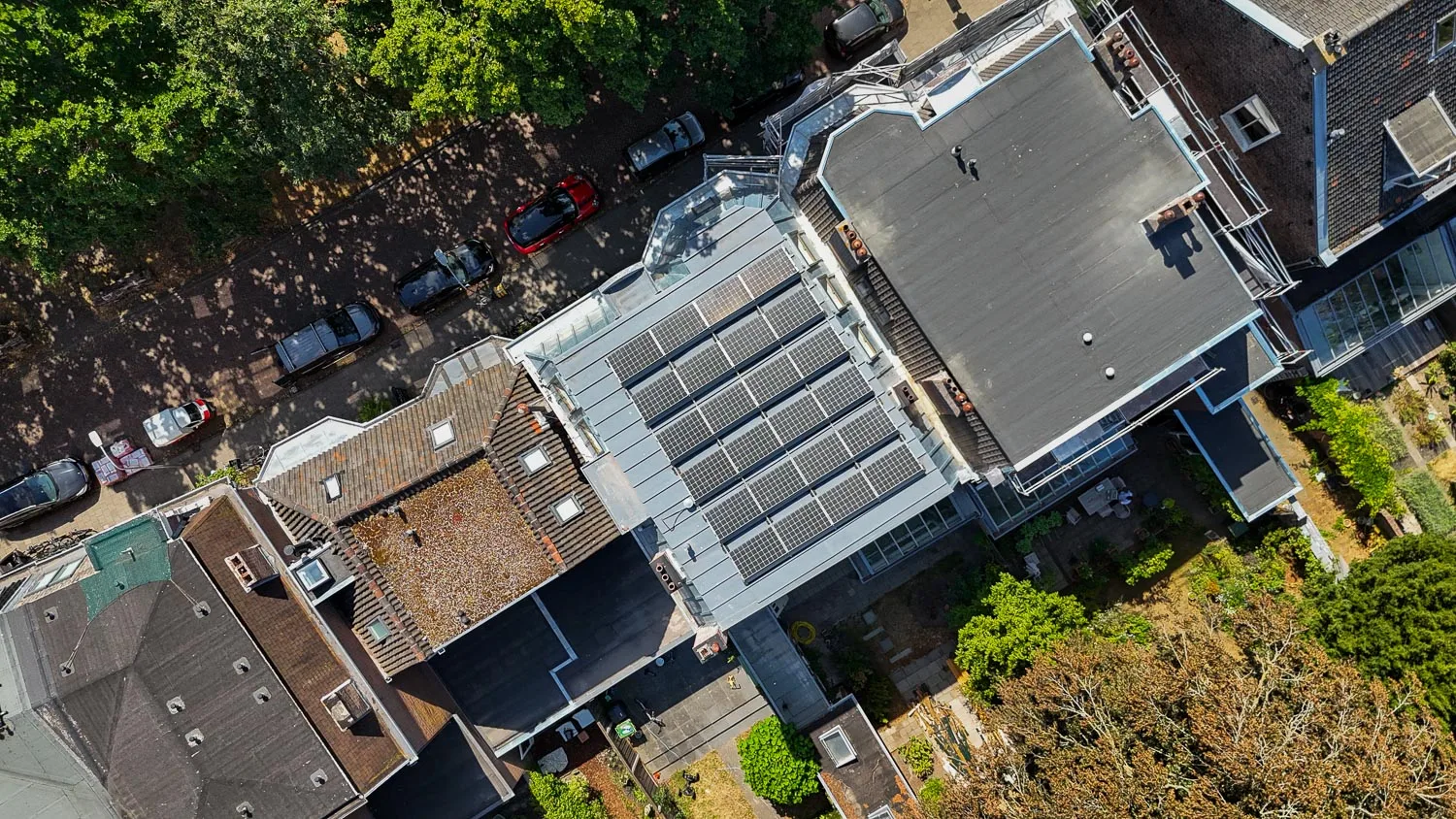 Bovenaanzicht van het dak met zonnepanelen aan de Baan in Haarlem