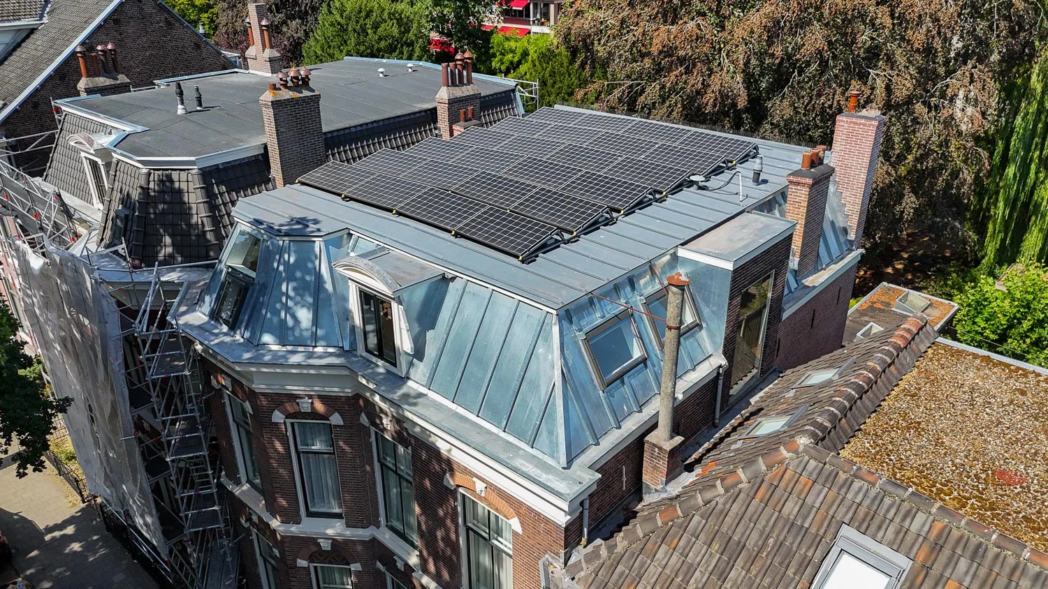 Gerenoveerd zinken dak met zonnepanelen aan de Baan in Haarlem