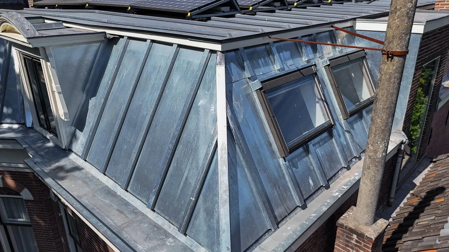 Nieuw zinkwerk met dakramen aan de Baan in Haarlem