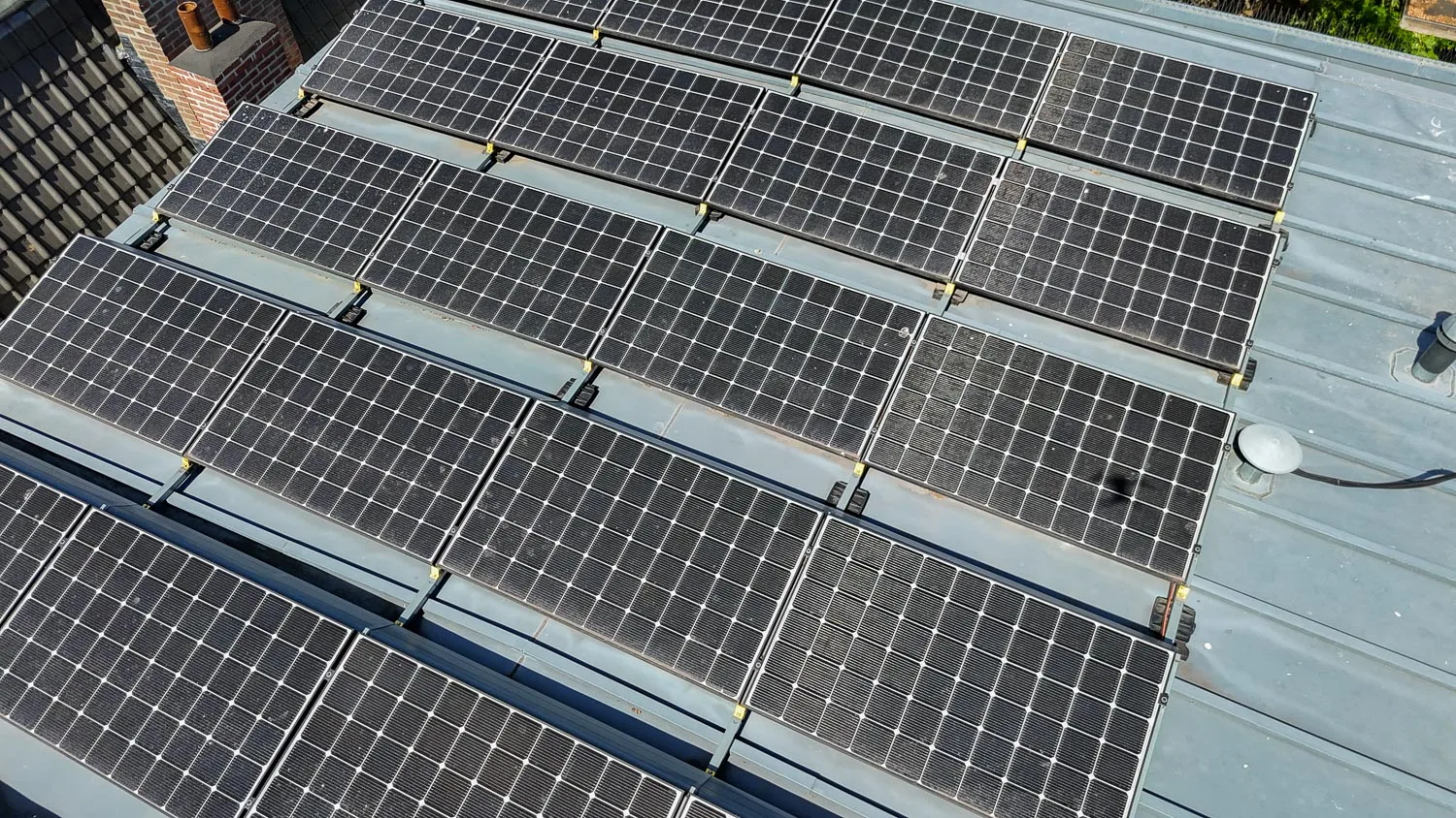 Zonnepanelen op het platte zinken dak aan de Baan in Haarlem
