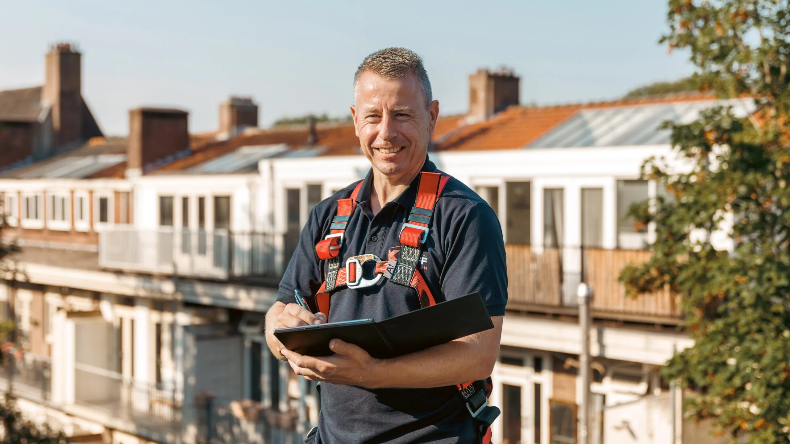 Inspecteur van Korff met inspectiemap op een dak