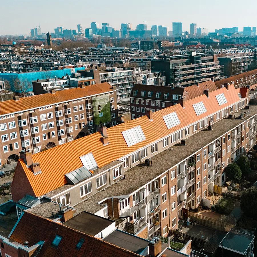 Woonblok aan het Legmeerplein in Amsterdam met nieuw oranje pannendak