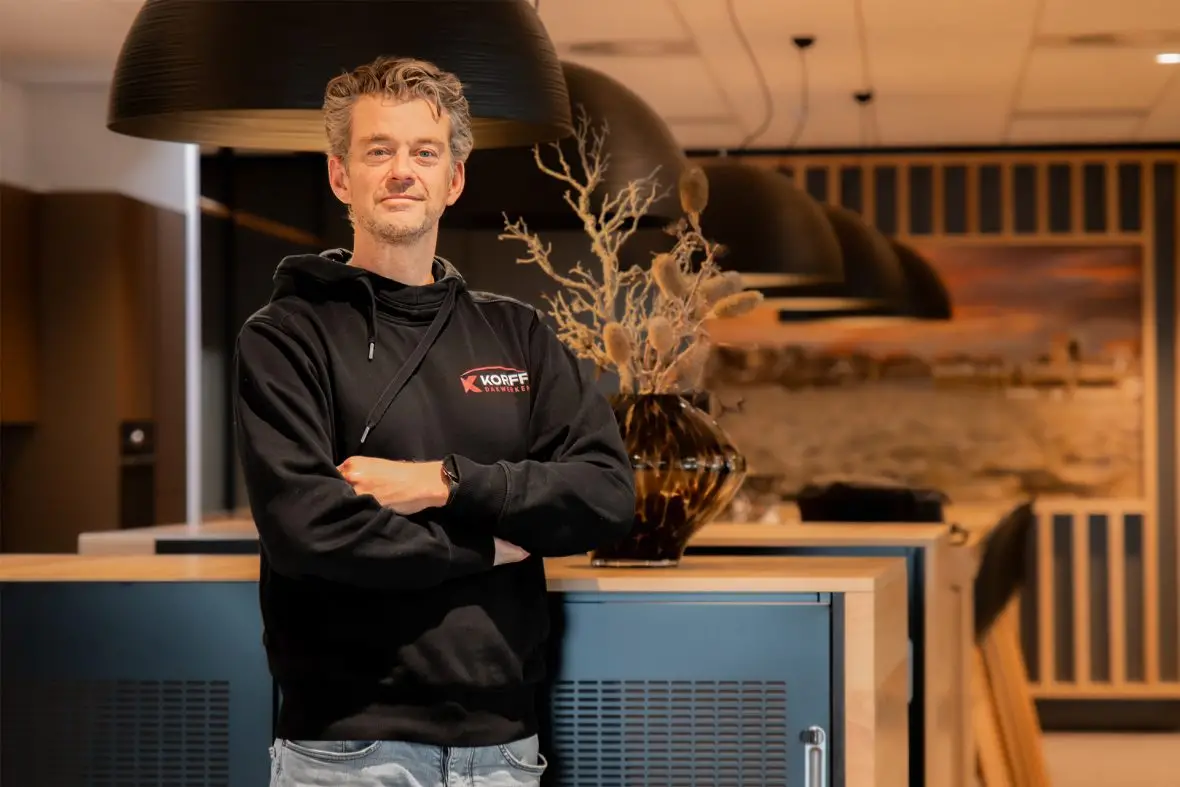 Interview: Remco Sandifort scheurt op zijn elektrische motor van dak naar dak in Amsterdam afbeelding